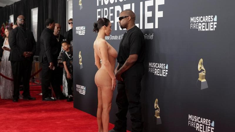 Bianca Censori, ai Grammy la moglie di Kanye West sfila in nude look. E ora rischia una condanna