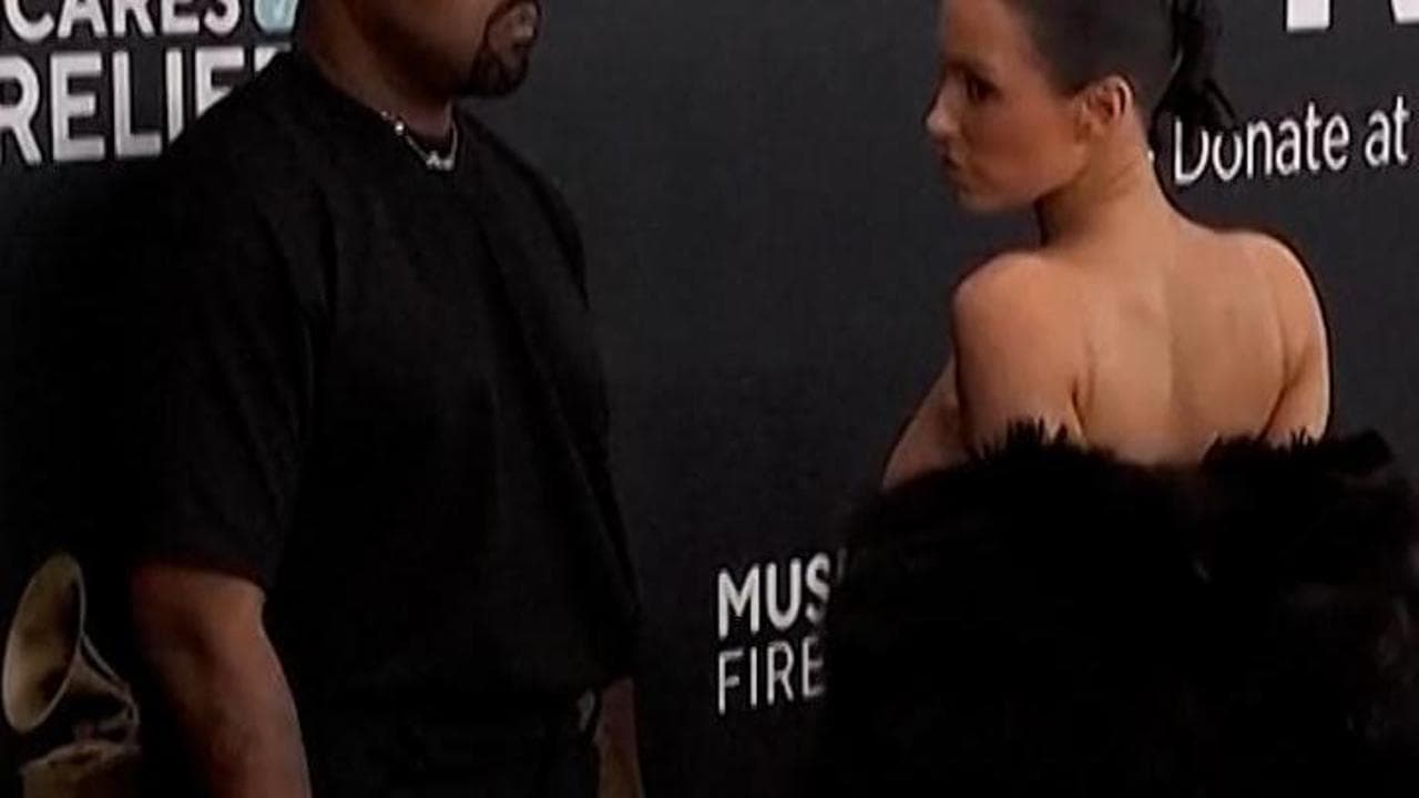 Grammy Awards, il nude look di Bianca Censori fa discutere