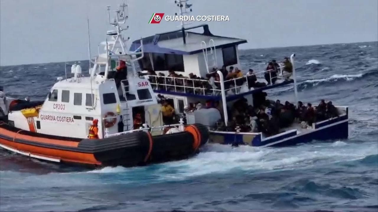 Guardia costiera salva 130 migranti in mare durante la tempesta: l'operazione al largo di Crotone