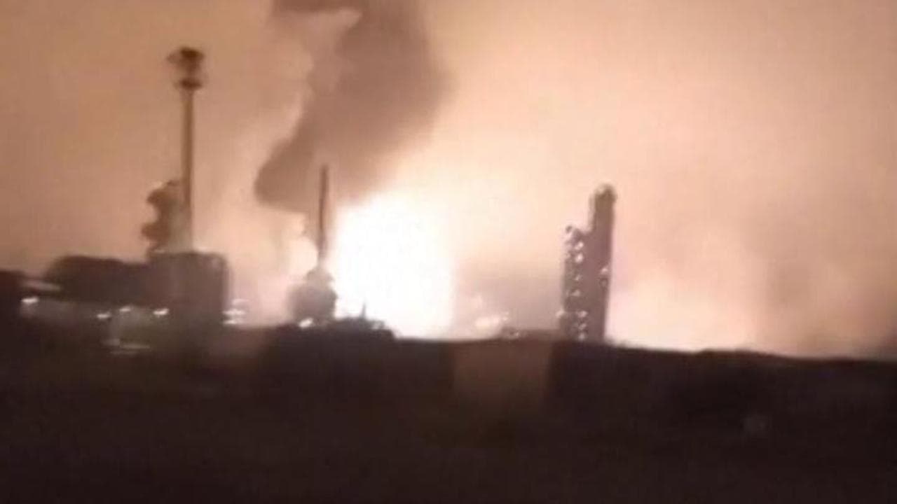 Russia, nuovi raid di droni ucraini: vasto incendio in una raffineria di Astrakhan