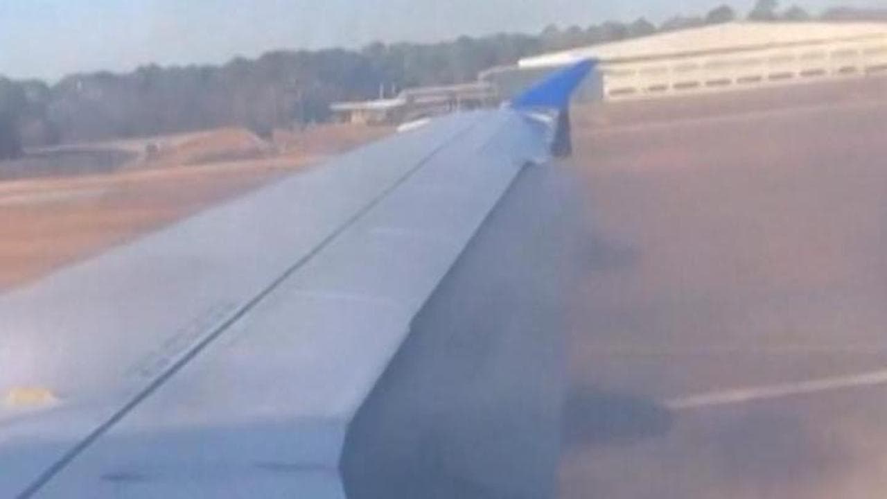 Houston, fiamme sull'ala dell'aereo mentre decolla: paura a bordo