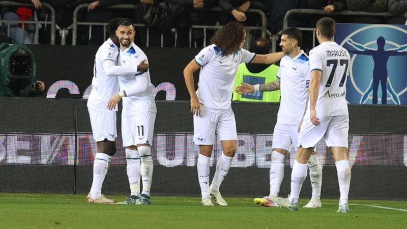Castellanos festeggiato dai compagni dopo il gol