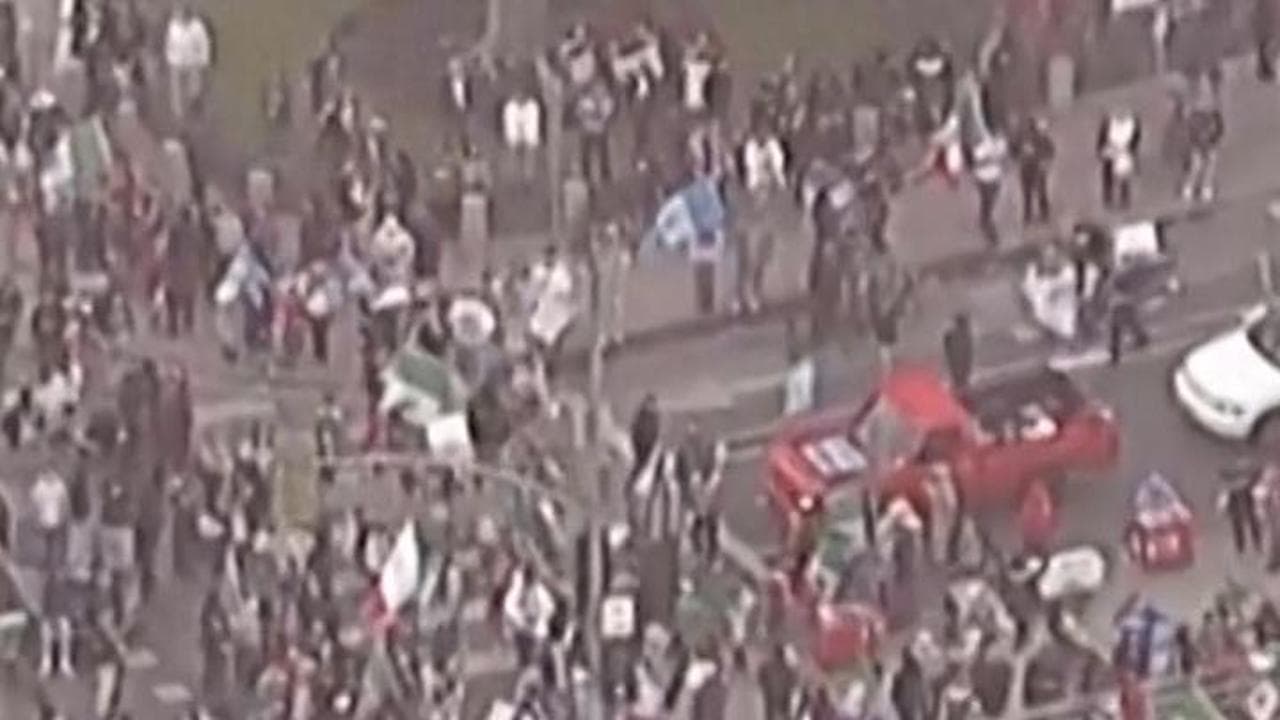 Protesta contro le politiche migratorie di Trump, la polizia disperde i manifestanti a Los Angeles