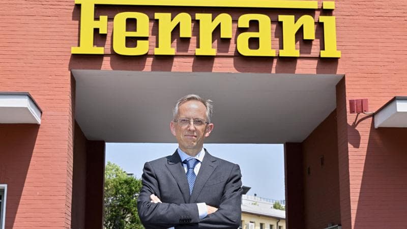 L'ad Benedetto Vigna davanti all'ingresso storico della Ferrari a Maranello