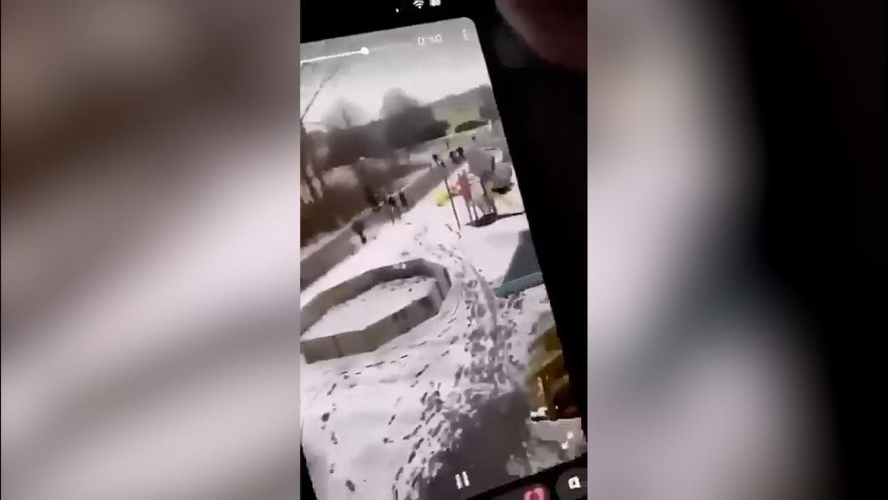 Svezia, spari in una scuola: cinque persone colpite. Il momento in cui viene aperto il fuoco