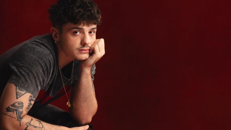 “Balorda nostalgia” il testo e il significato della canzone di Olly a Sanremo 2025