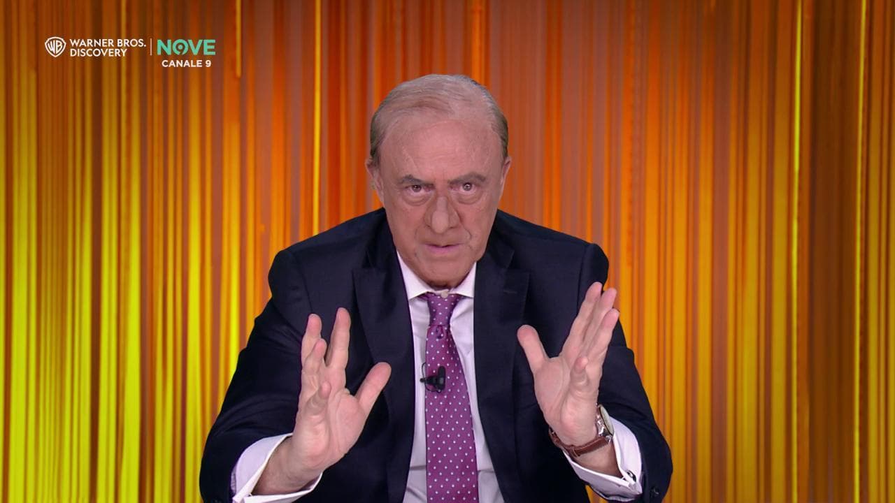 Crozza nei panni di Bruno Vespa: "Ogni Stato ha un giornalista di regime. O siamo solo noi?"