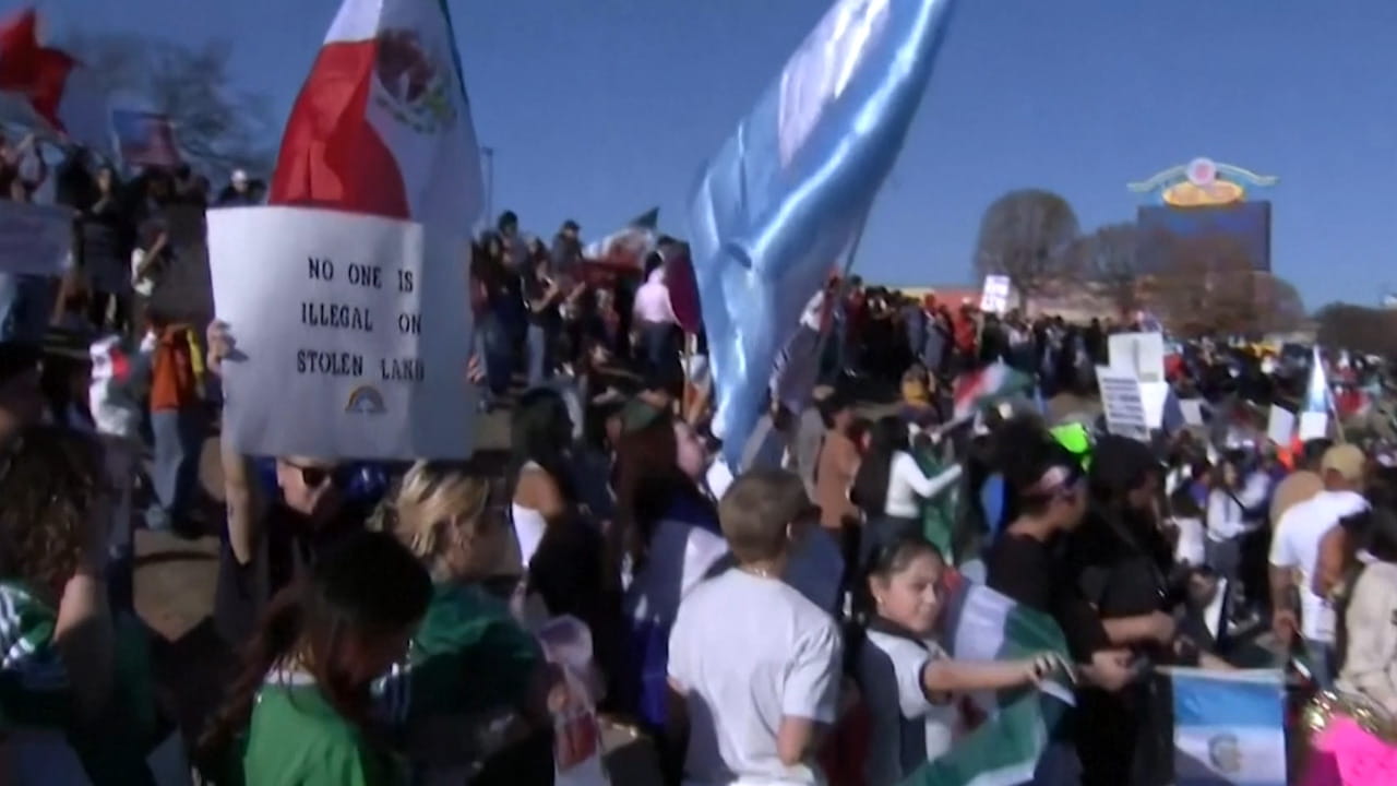 L'America che dice no. Migranti, Lgbtqi+, sostenitori Usaid in piazza in Usa e Messico: "Fuck Trump"