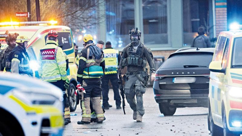 Svezia sotto shock, entra a scuola a Örebro e spara: strage di studenti adulti. Undici morti