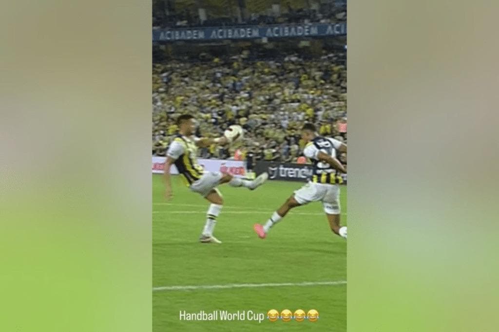 Icardi mostra un tocco di braccio nell'area del Fenerbahce