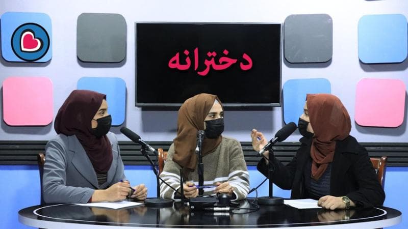 Afghanistan, i talebani chiudono la radio delle donne: dipendenti in arresto