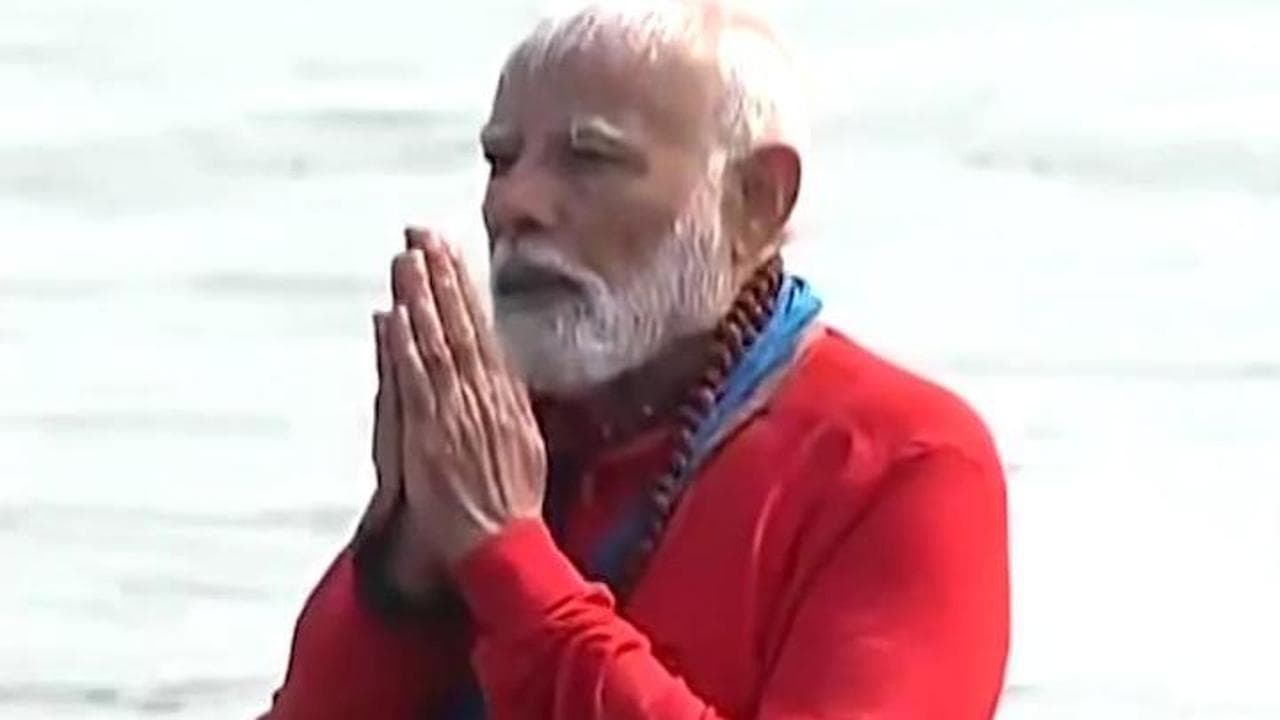 India, il premier Modi compie il bagno sacro e le offerte per il Kumbh Mela sul Gange