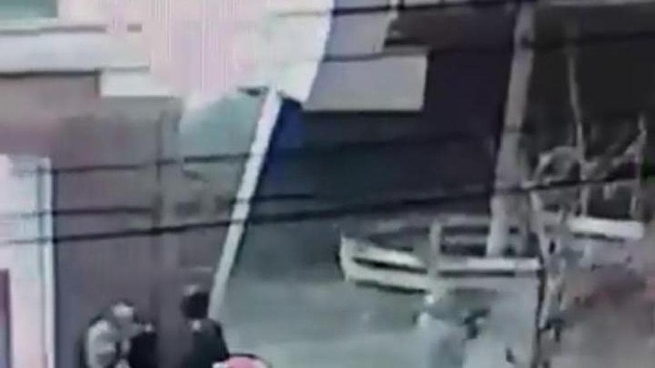 Sparatoria a Bruxelles, sospetti in fuga nella metro