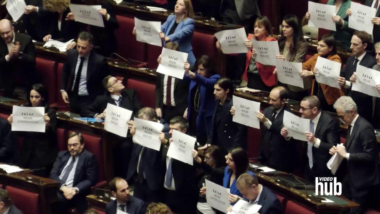 Almasri, cartelli di protesta del Pd in Aula: "Meloni patriota in fuga"