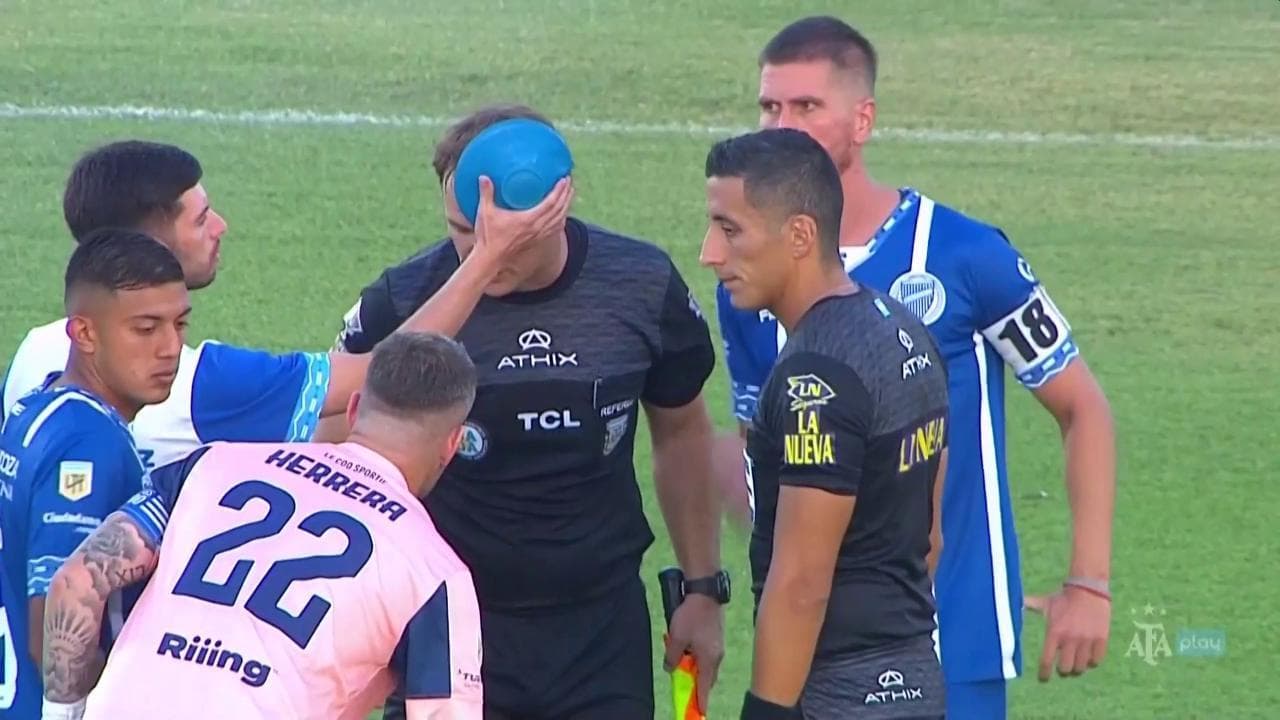 Argentina, assistente ferito durante una partita di Serie A: incontro sospeso