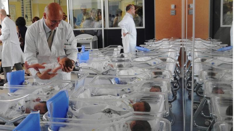 Natalità, la spesa pubblica in Italia resta bassa. E i soldi alle famiglie non risolvono il problema