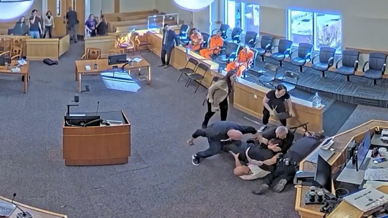 New Mexico, violenta rissa in tribunale: i parenti della vittima aggrediscono il presunto omicida