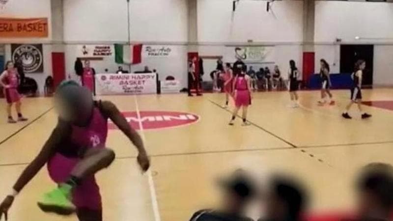 Insulti razzisti a giocatrice di basket, la donna rischia un Daspo