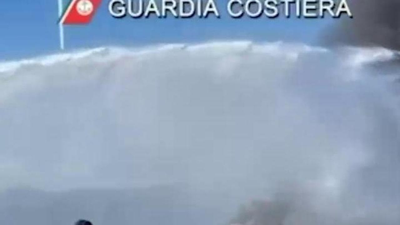 Yacht in fiamme al largo di Cagliari, due persone salvate in mare: le immagini dei soccorsi