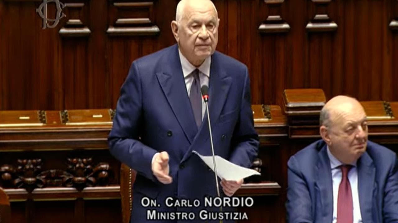 Almasri, tutti contro Nordio. Il ministro "spiega", le opposizioni esplodono: il dialogo impossibile