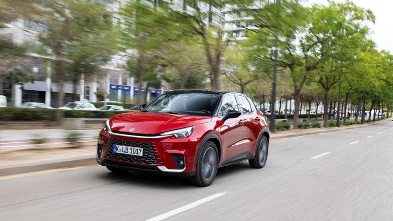 Lexus LBX, il baby Suv full hybrid premium con bassi consumi e Adas non troppo invasivi