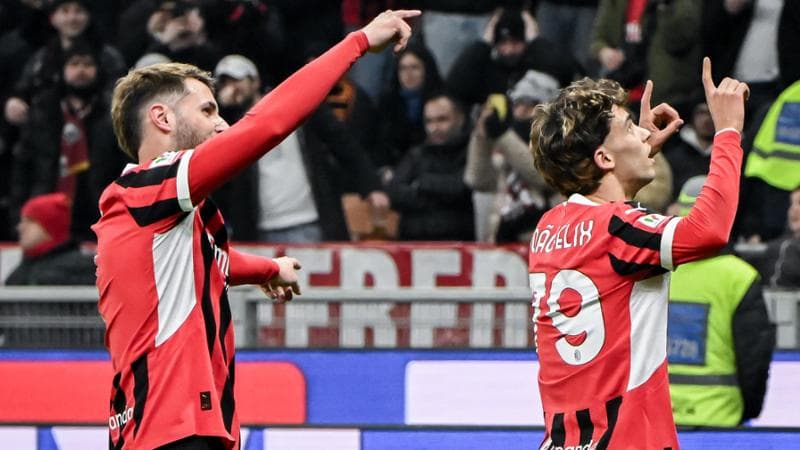 Joao Felix esulta con Gimenez
