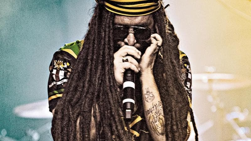 Alborosie, vero nome Alberto D&rsquo;Ascola, &egrave; nato a Marsala nel 1977 ed &egrave; cresciuto a Bergamo, dove ha fondato i Reggae National Tickets. Nel 2001 si &egrave; trasferito in Giamaica dove ha intrapreso una brillante carriera solista. Ha pubblicato 22 album e lavora stabilmente anche come produttore a Port Antonio&nbsp;
