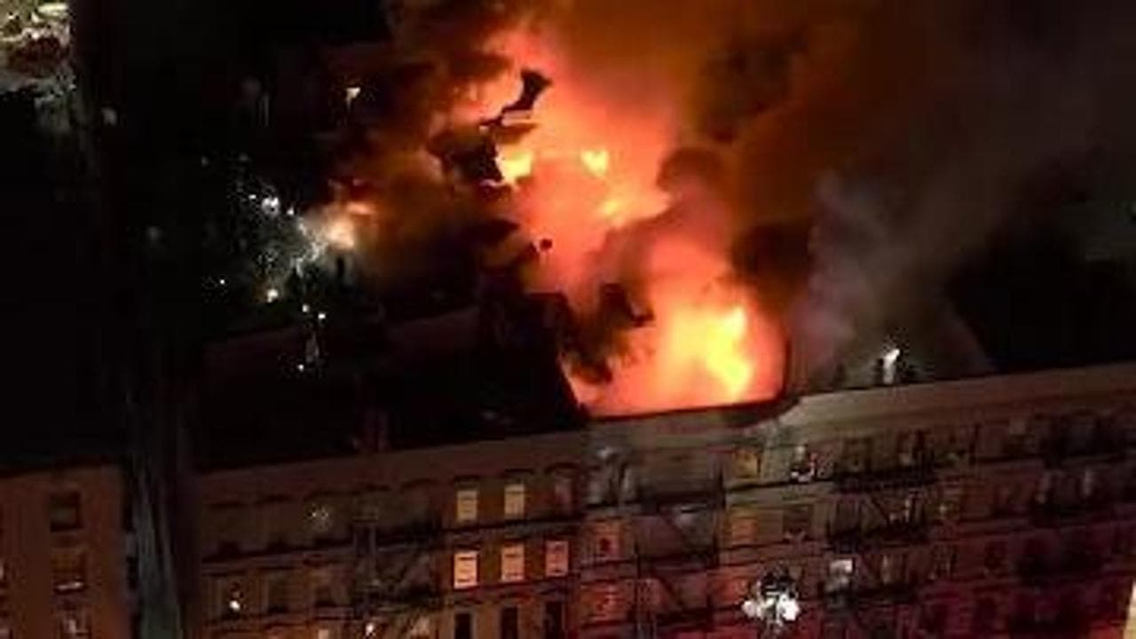 New York, le fiamme divorano un palazzo di Harlem: il massiccio intervento dei vigili del fuoco