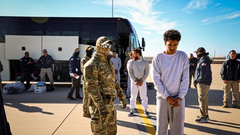 Le immagini dei primi migranti illegali deportati da Trump a Guantanamo