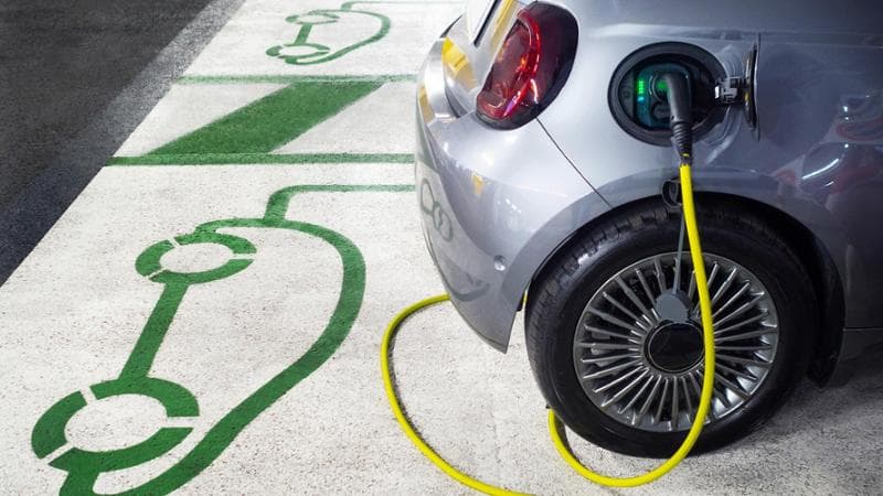Europa, ipotesi semaforo verde anche alle auto ibride dopo il 2035