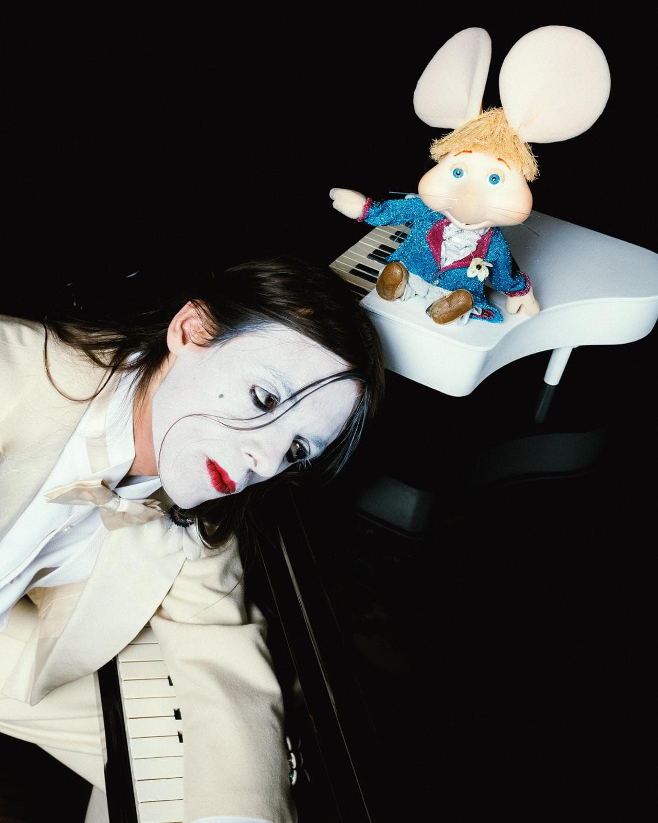 Lucio Corsi con Topo Gigio, con il quale duetterà nella serata delle cover, il 14 febbraio