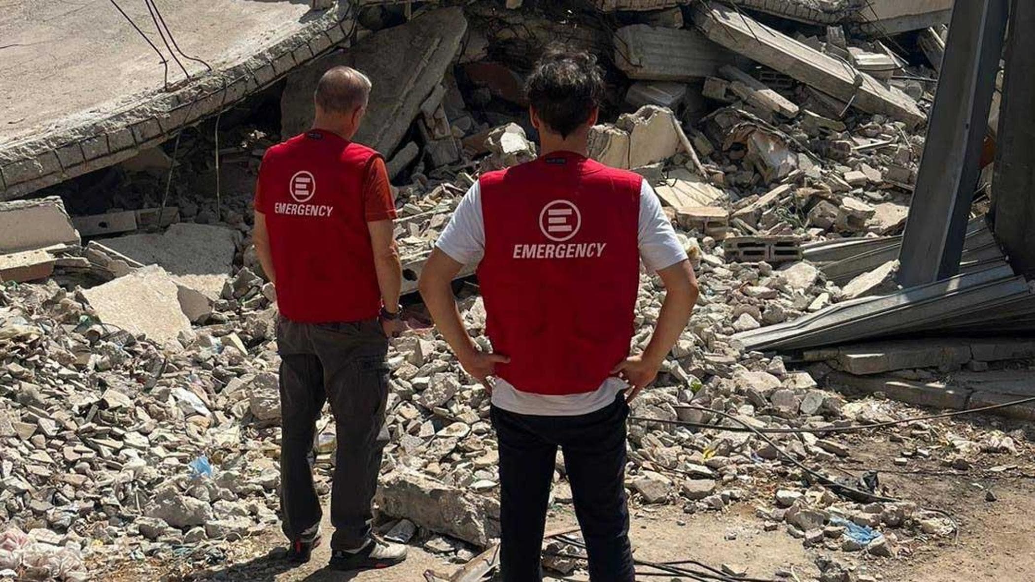 Gazze, molozlarına dönmek isteyen yerinden edilmiş insanların çadır şehrini süpüren rüzgar