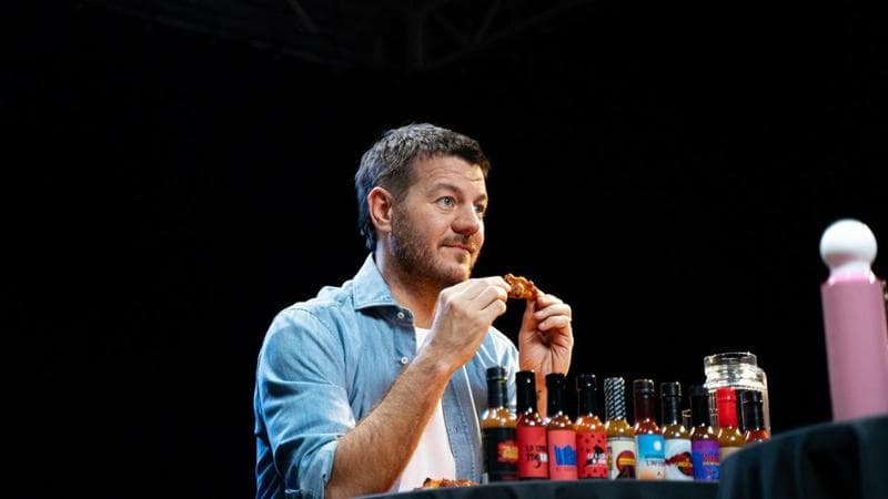 “Hot Ones”, il divertimento alla Cattelan è piccante come alette di pollo