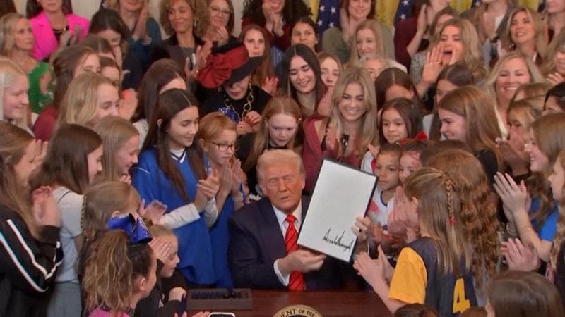 Trump firma il divieto per le transgender circondato da ragazze