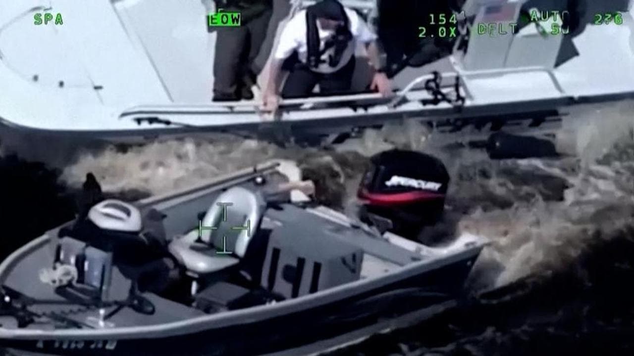 Sviene in mare, barca fuori controllo in Florida: il vice sceriffo salta a bordo e riesce a fermarla