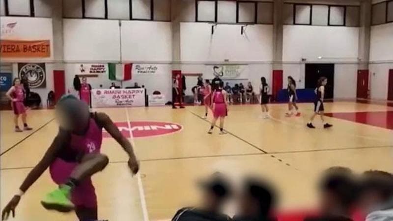 Reagì a insulti razzisti, la cestista non verrà squalificata. Daspo di due anni per la tifosa