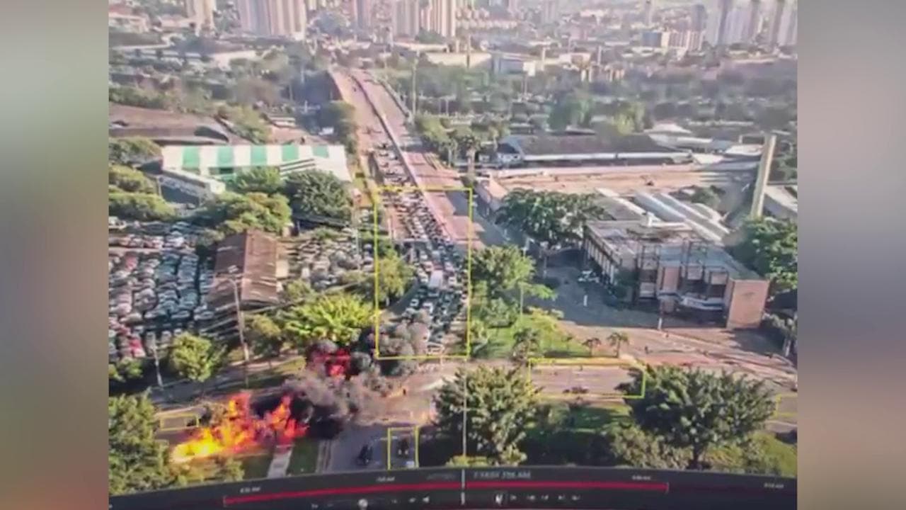 Brasile, piccolo aereo precipita su una strada trafficata a San Paolo: il momento dello schianto