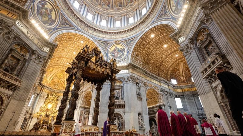 Entra a San Pietro, lancia a terra i candelabri e sale sull’altare: bloccato dai gendarmi