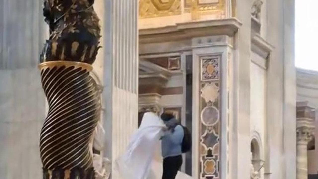 Entra a San Pietro e danneggia sei candelabri, bloccato