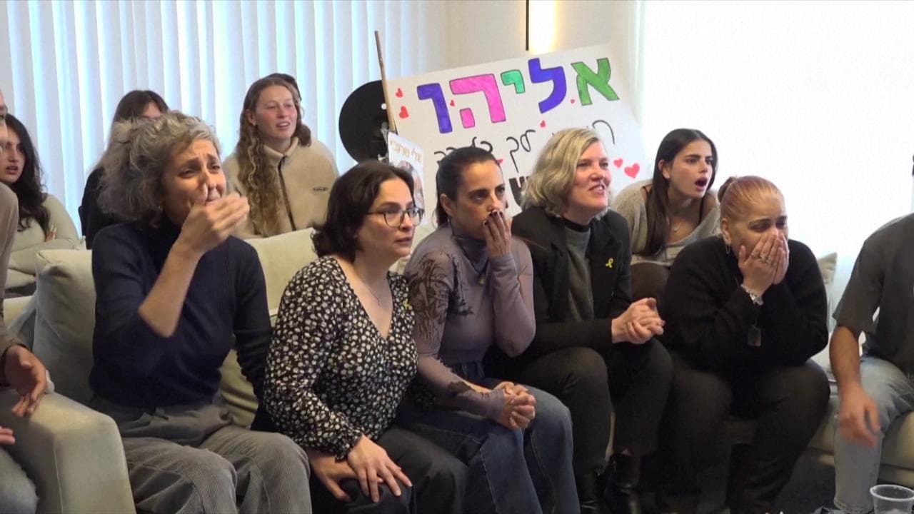 Medio Oriente, liberati i tre ostaggi israeliani: lacrime di gioia a Tel Aviv