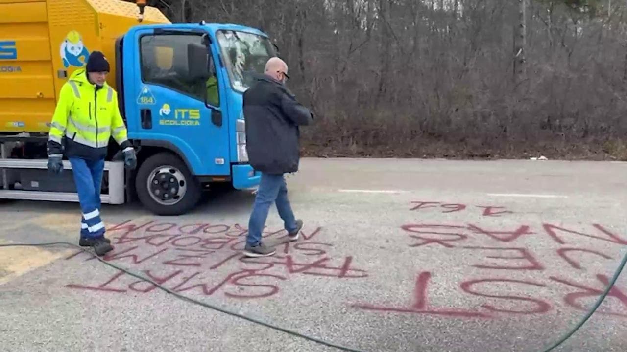 Trieste, operatori cancellano le scritte vandaliche alla Foiba Basovizza