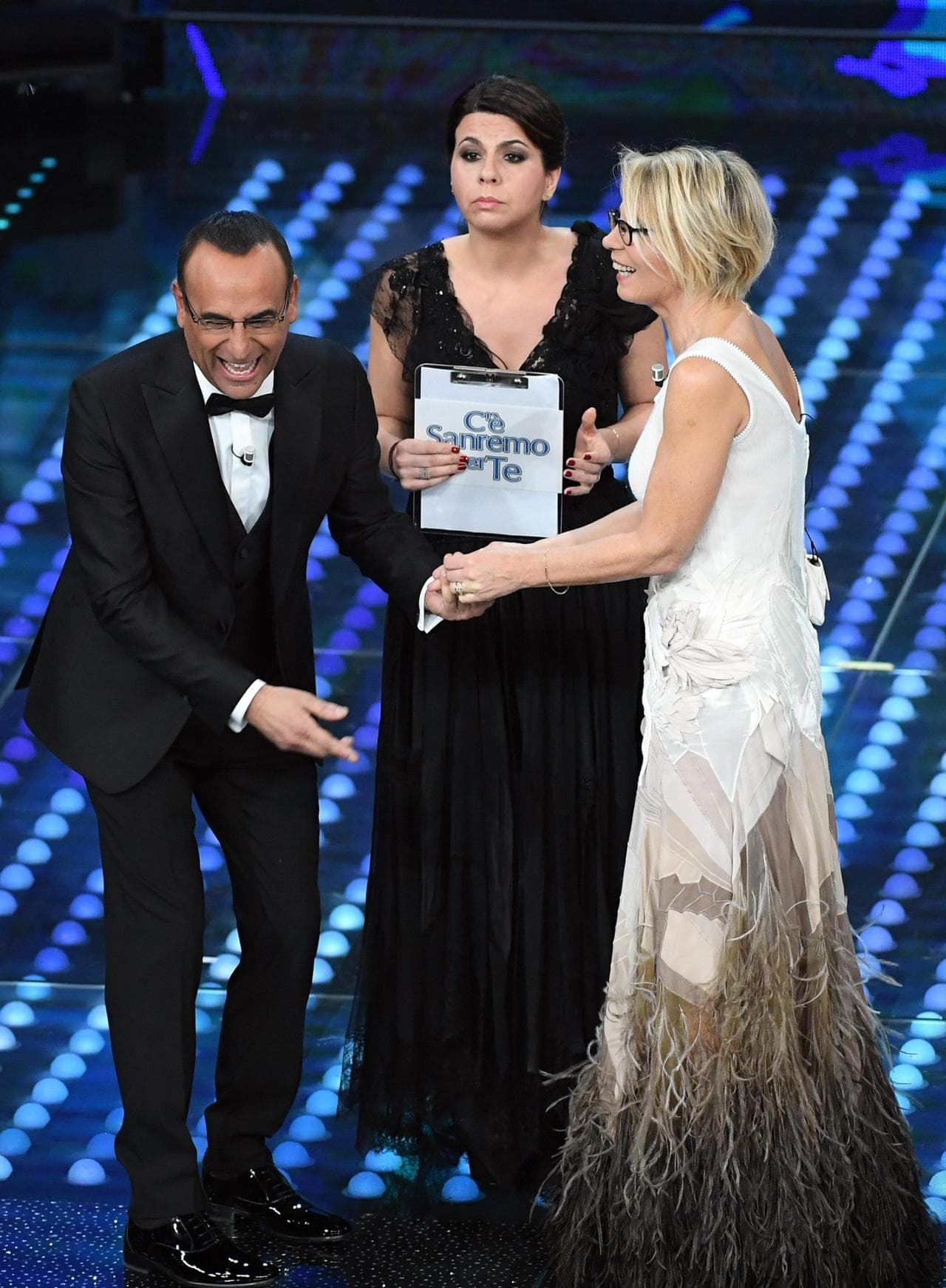 Geppi Cucciari a Sanremo 2017 con Conti e Maria De Filippi
