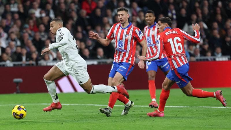 Mbappé inseguito dai difensori dell'Atletico