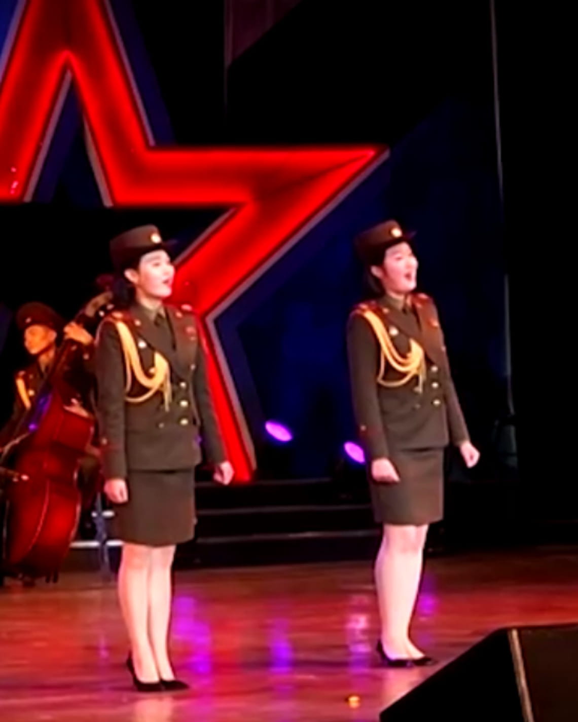 Corea del Nord, canti e balli alla festa dell'esercito