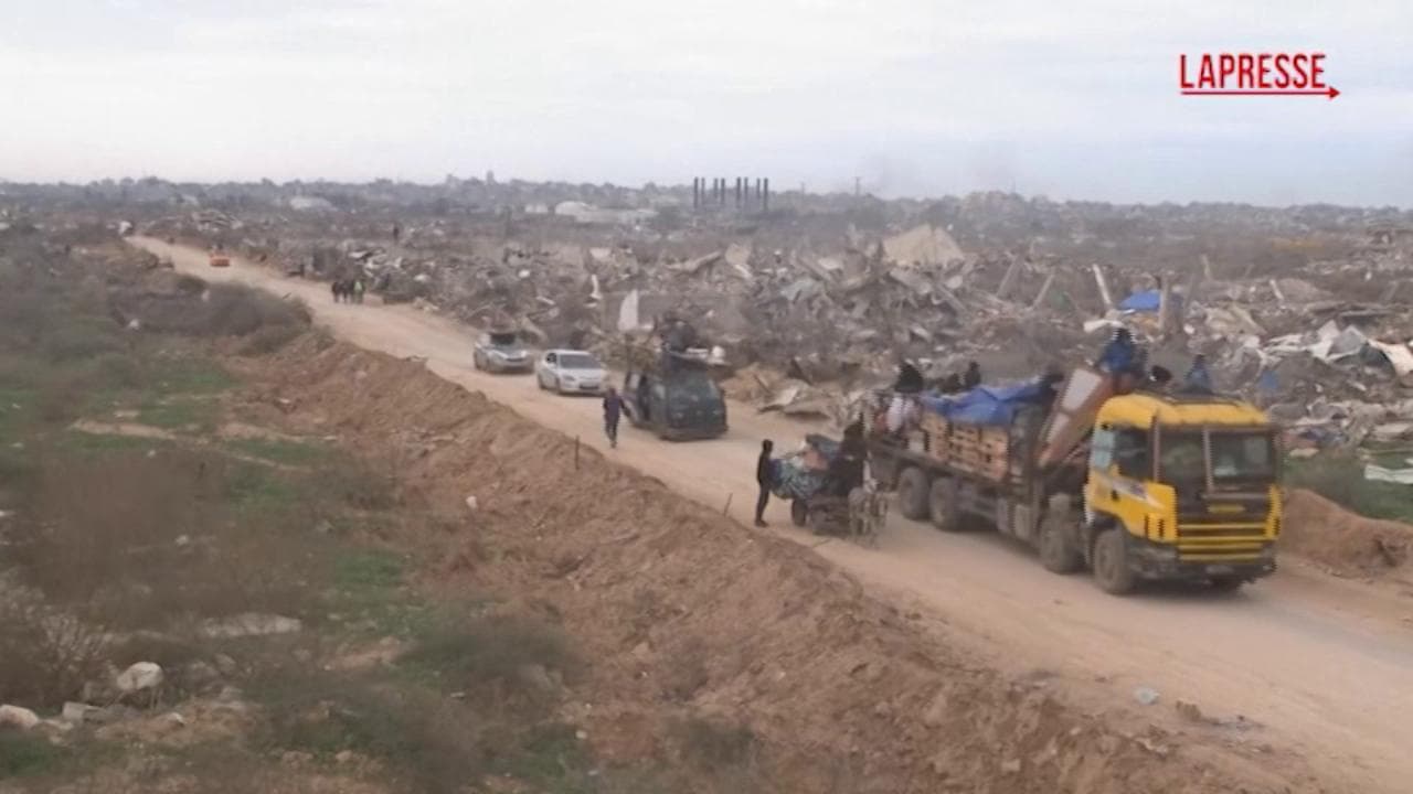 Gaza, dopo il ritiro di Israele dal Corridoio Netzarim i palestinesi tornano a casa tra le macerie