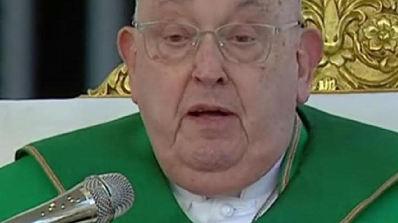 Papa Francesco: "Ho difficoltà nel respiro". E interrompe l’omelia