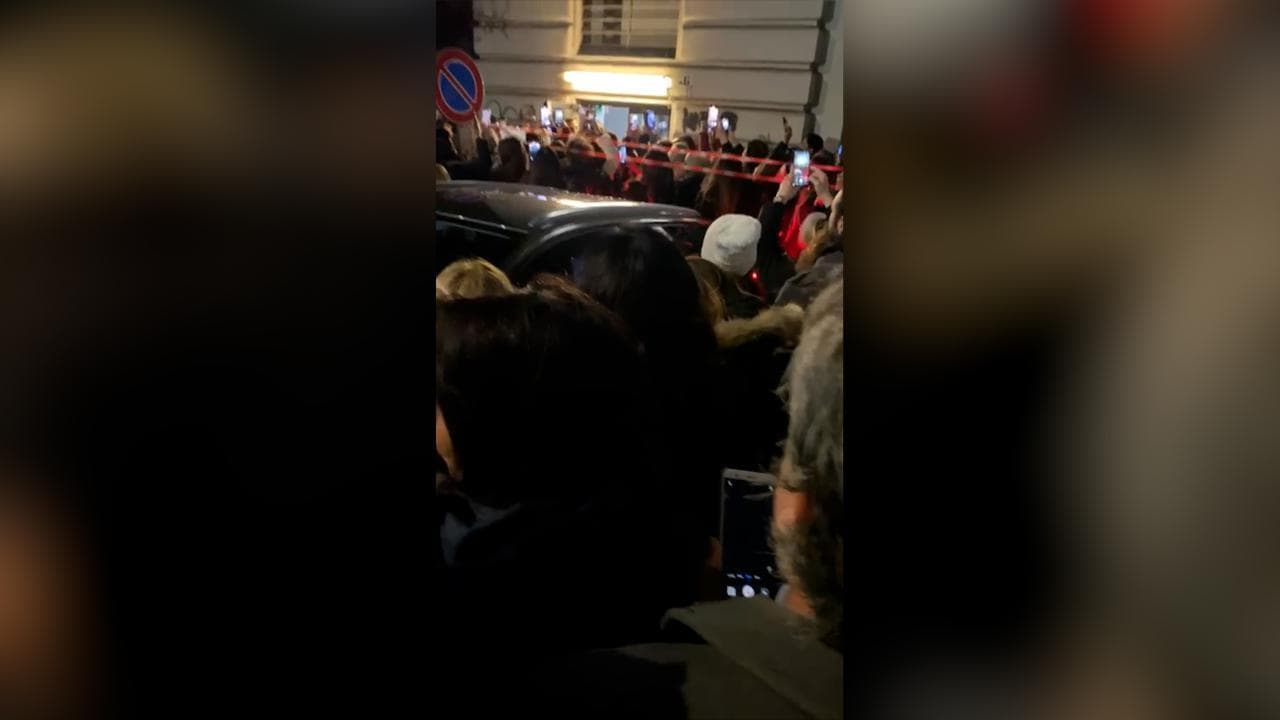 De Martino a teatro, due serate sold out. Emma in sala, la folla lo aspetta fuori