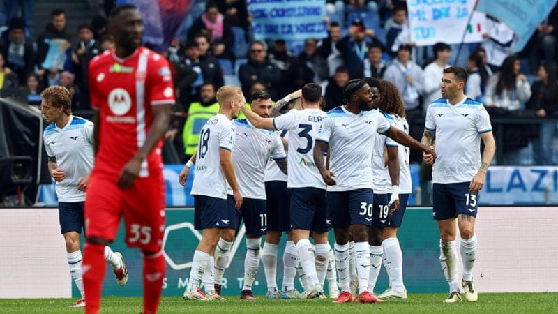 I giocatori della Lazio esultano dopo il gol di Marusic