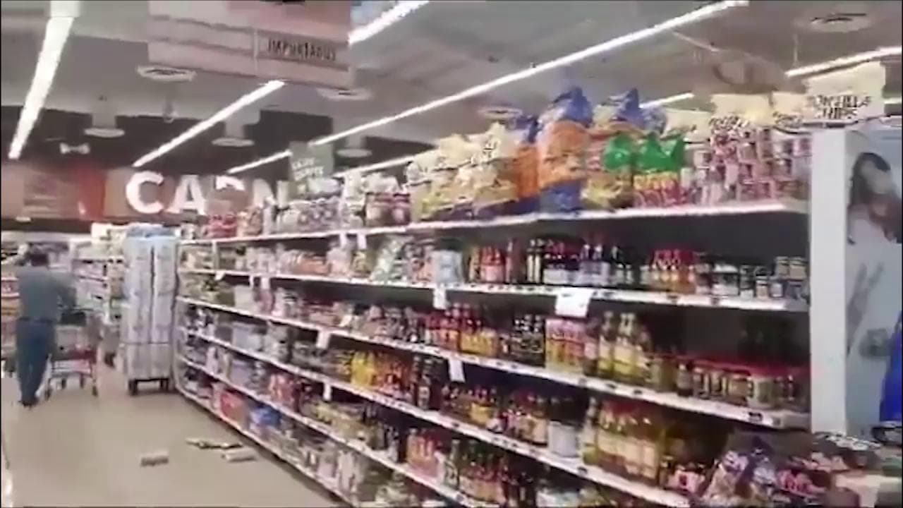 Terremoto 7.6 ai Caraibi, scatta l'allerta tsunami: nel supermercato trema tutto