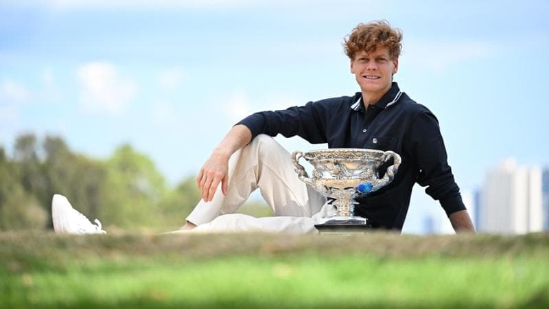 Jannik Sinner con il trofeo degli Australian Open